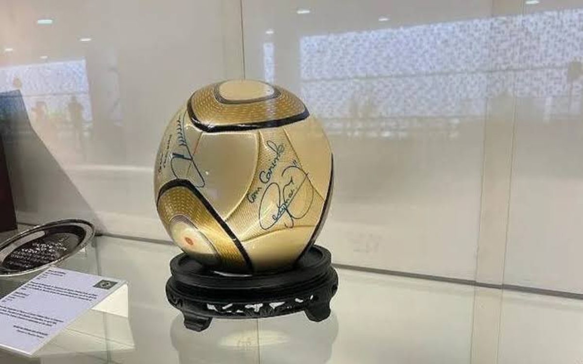Dan 16 años de cárcel a hombre que robó balón firmado por Neymar Jr