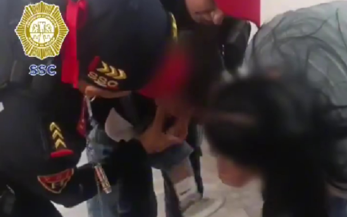 Video | Angustiantes momentos: Policías del Metro auxilian a niño que se asfixiaba