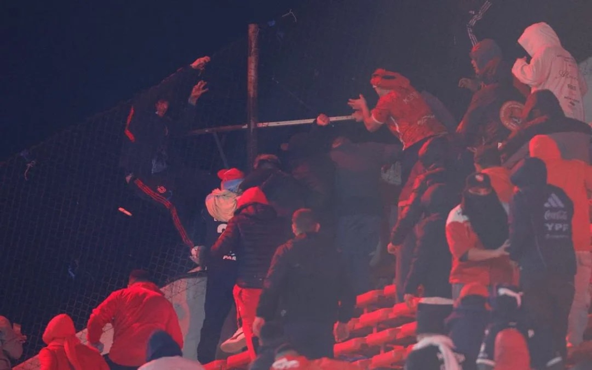 Independiente identifica y expulsará a 25 hinchas que atacaron a chilenos en Avellaneda | Video