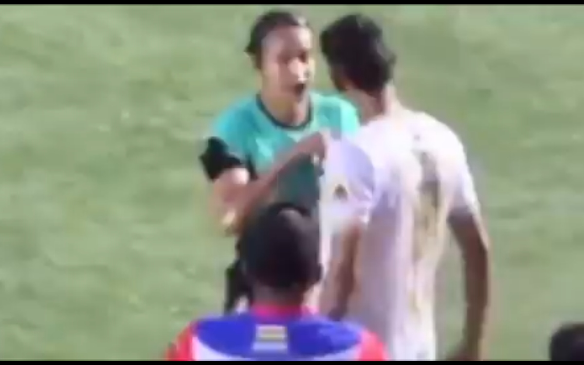 Video | Futbolista abofetea a árbitra tras ser expulsado