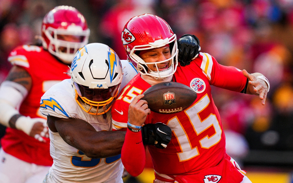 NFL: Dejan Cargadores muy magullado a Patrick Mahomes | Video